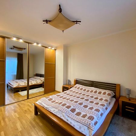 Family Apartment Near The University Chernivtsi Exterior photo