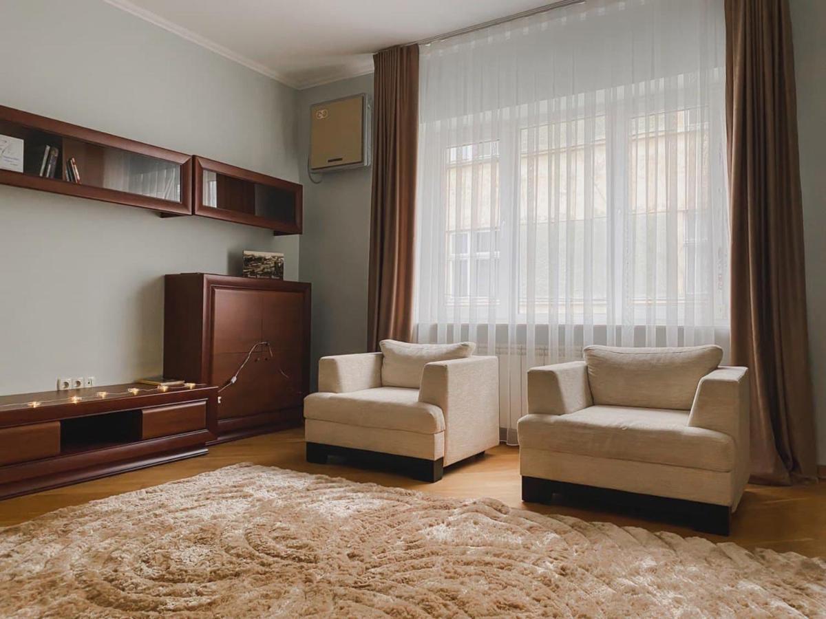 Family Apartment Near The University Chernivtsi Exterior photo