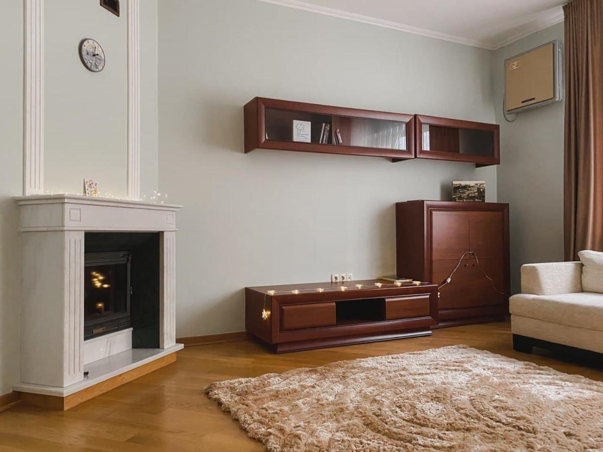 Family Apartment Near The University Chernivtsi Exterior photo