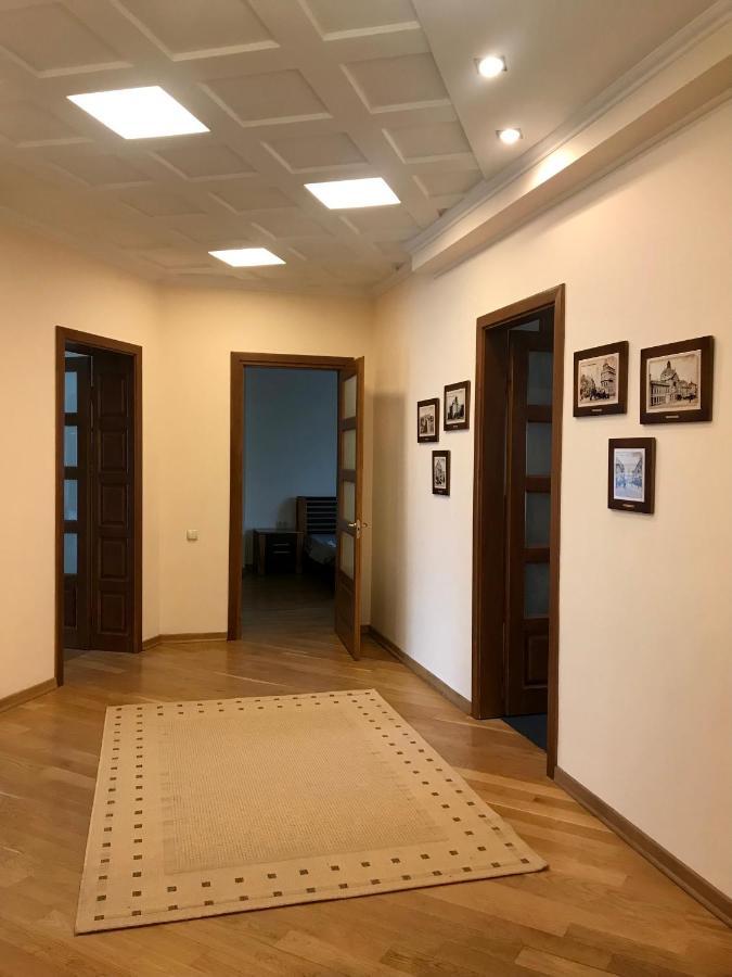 Family Apartment Near The University Chernivtsi Exterior photo