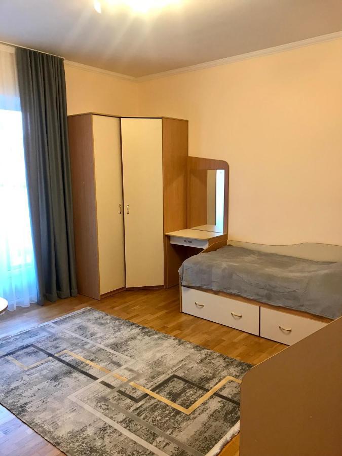 Family Apartment Near The University Chernivtsi Exterior photo