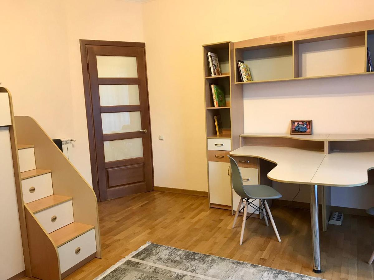 Family Apartment Near The University Chernivtsi Exterior photo
