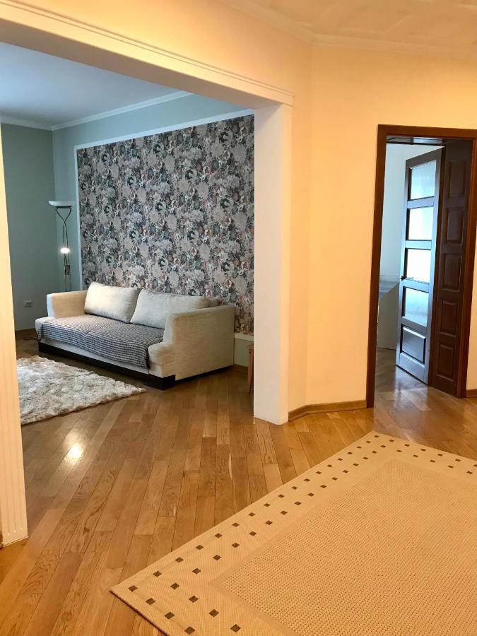 Family Apartment Near The University Chernivtsi Exterior photo