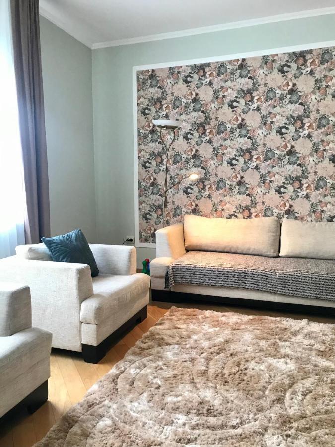 Family Apartment Near The University Chernivtsi Exterior photo