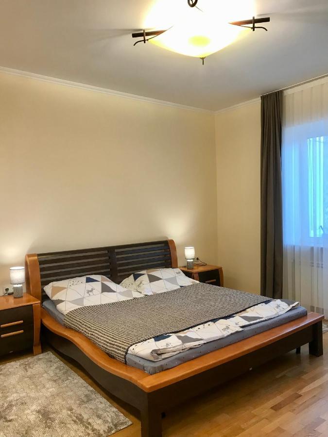 Family Apartment Near The University Chernivtsi Exterior photo