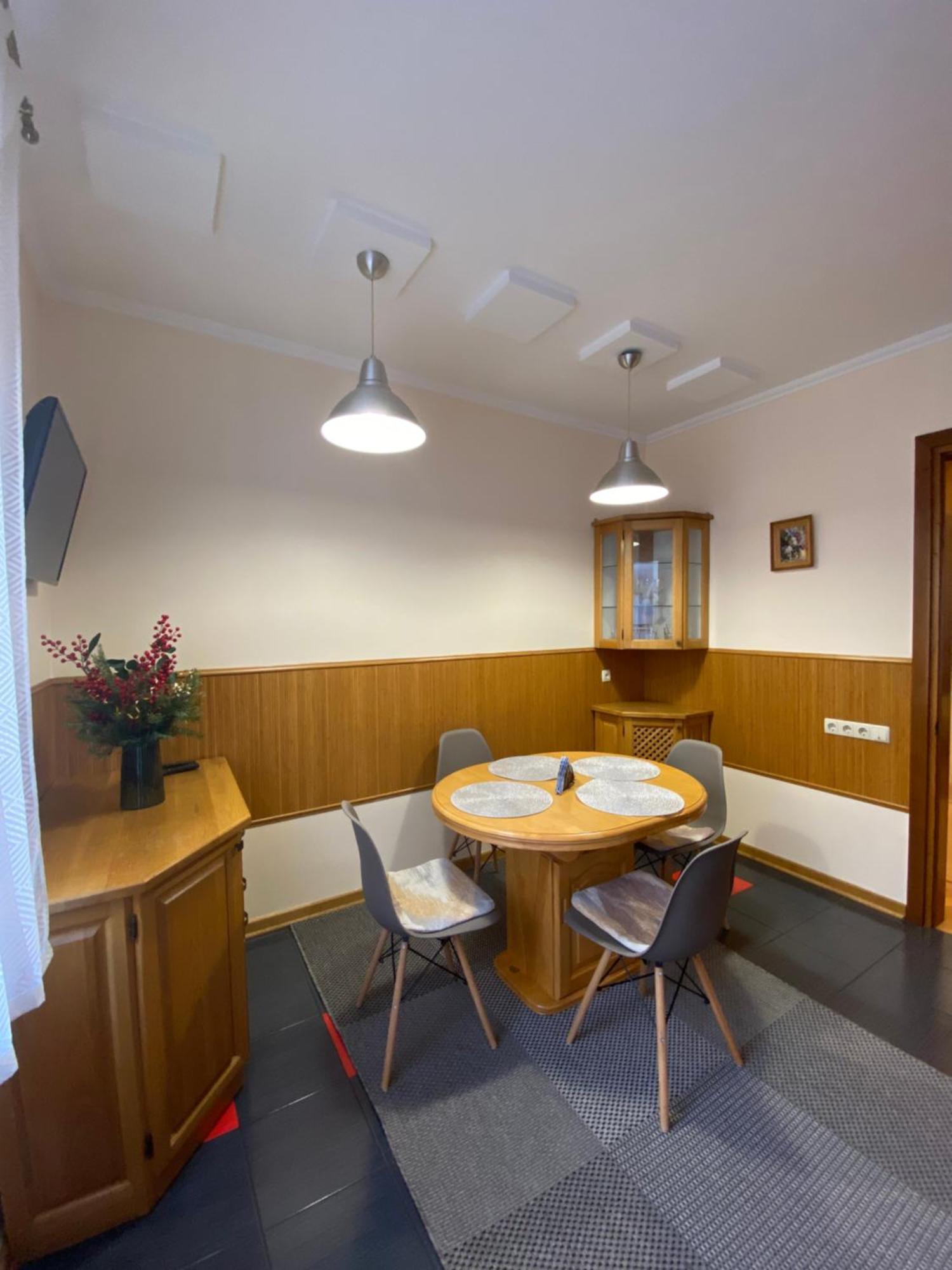 Family Apartment Near The University Chernivtsi Exterior photo